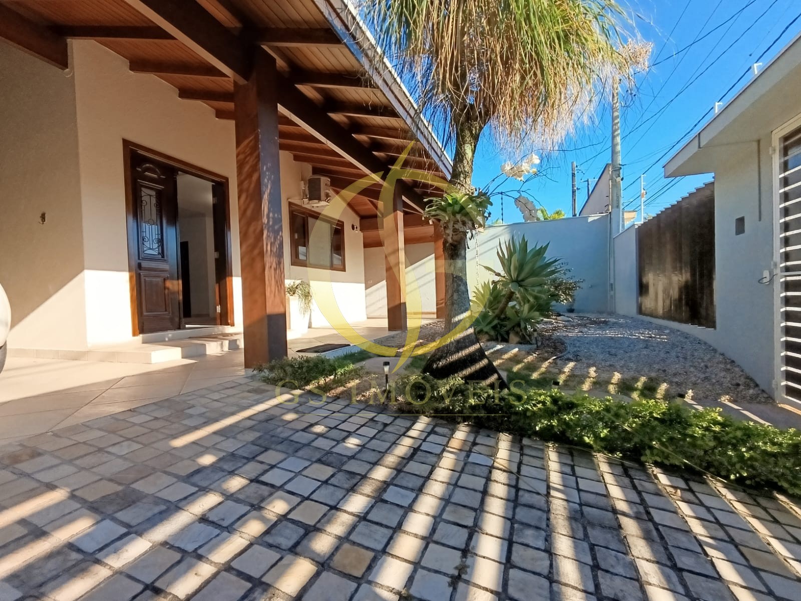 Casa à venda no bairro Indaiá em Caraguatatuba, SP com 3 dormitórios sendo 2 suítes, piscina