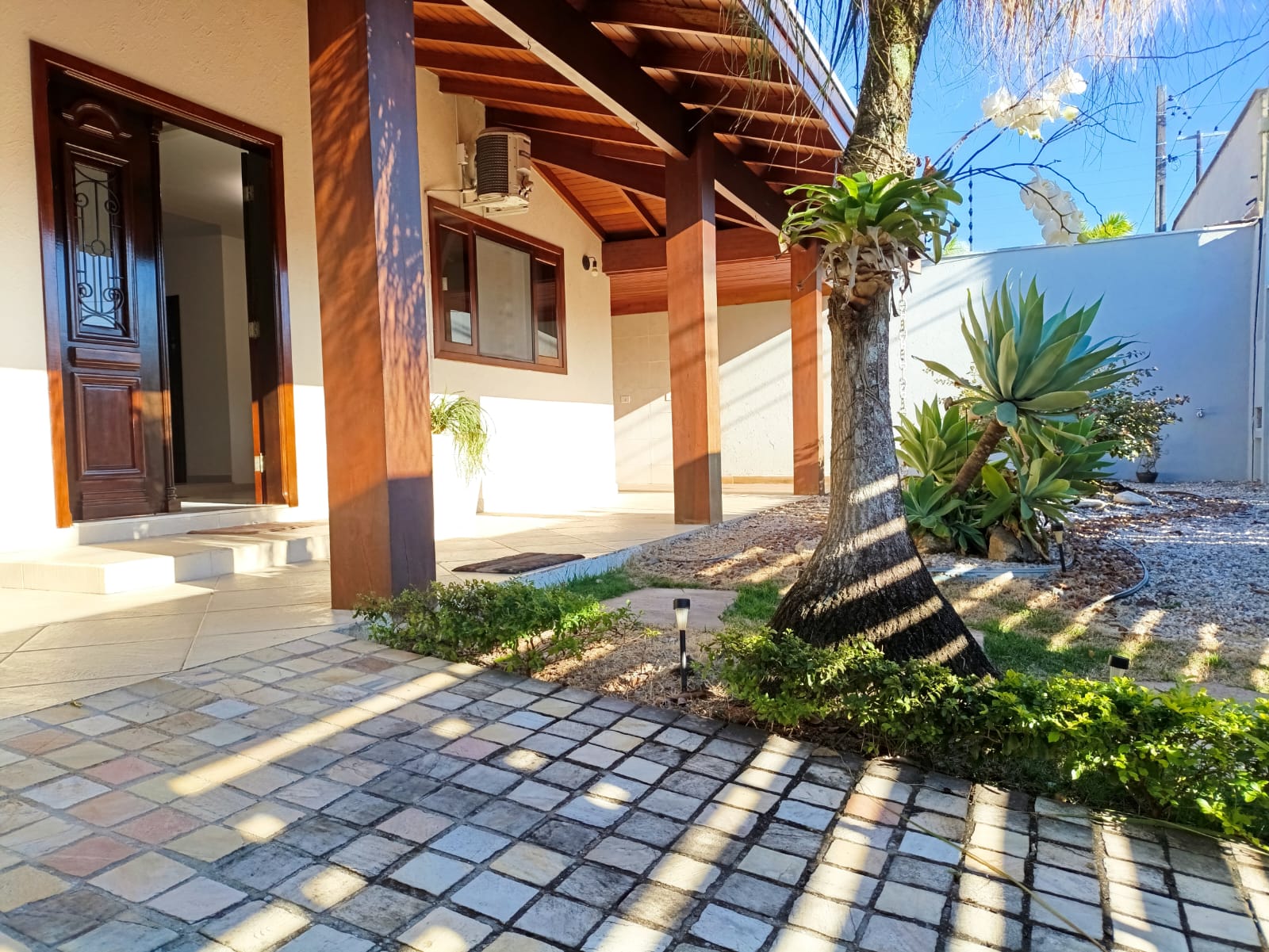 Casa à venda no bairro Indaiá em Caraguatatuba, SP com 3 dormitórios sendo 2 suítes, piscina - Foto 2