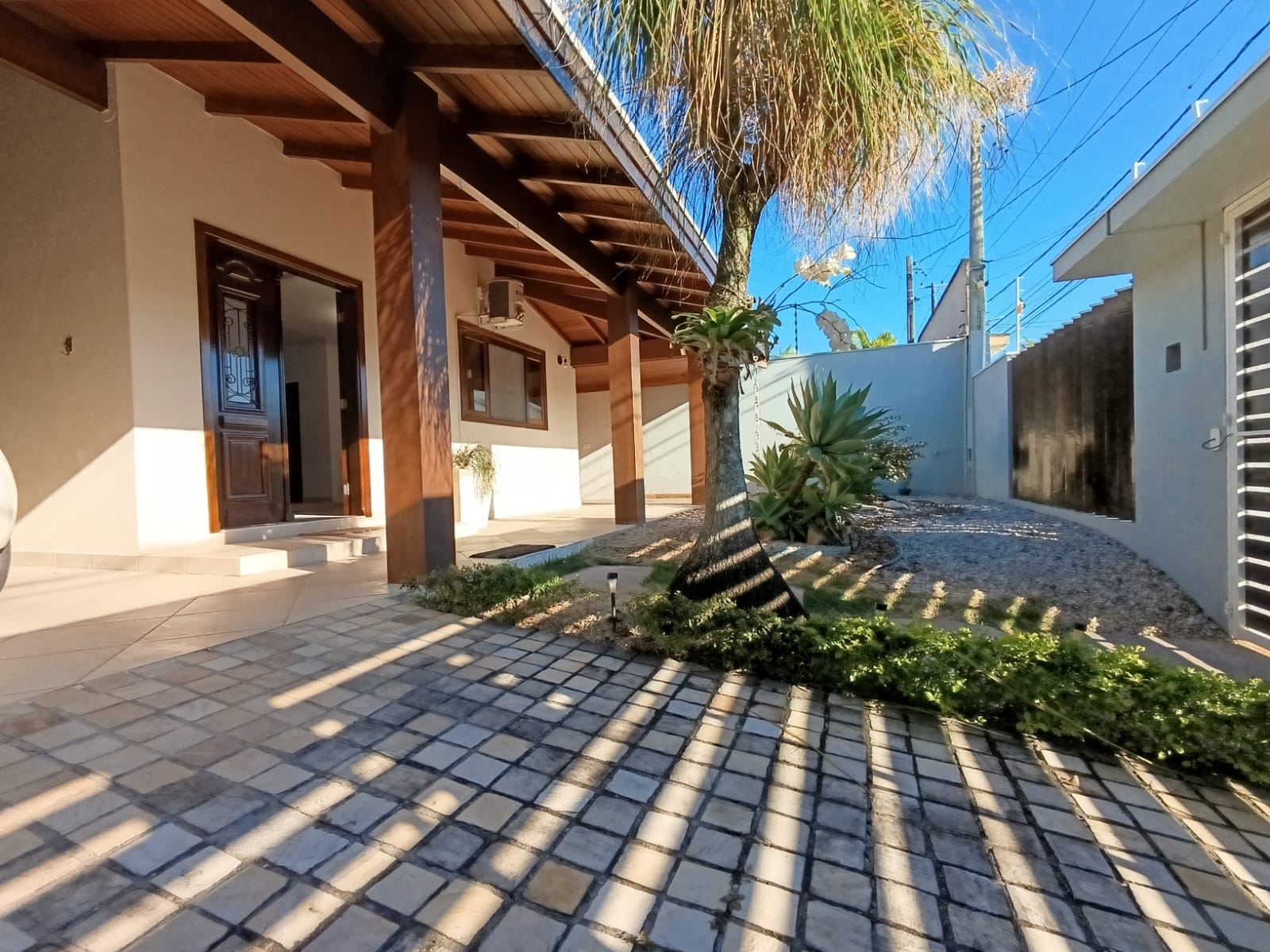 Casa à venda no bairro Indaiá em Caraguatatuba, SP com 3 dormitórios sendo 2 suítes, piscina