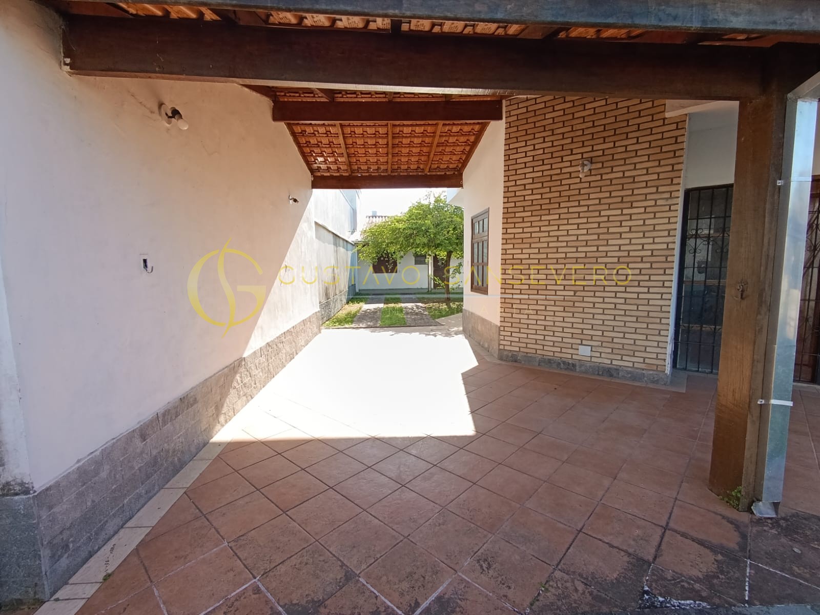 Sobrado à venda no bairro Indaiá em Caraguatatuba, localizado em uma das principais ruas do bairro. - Foto 2