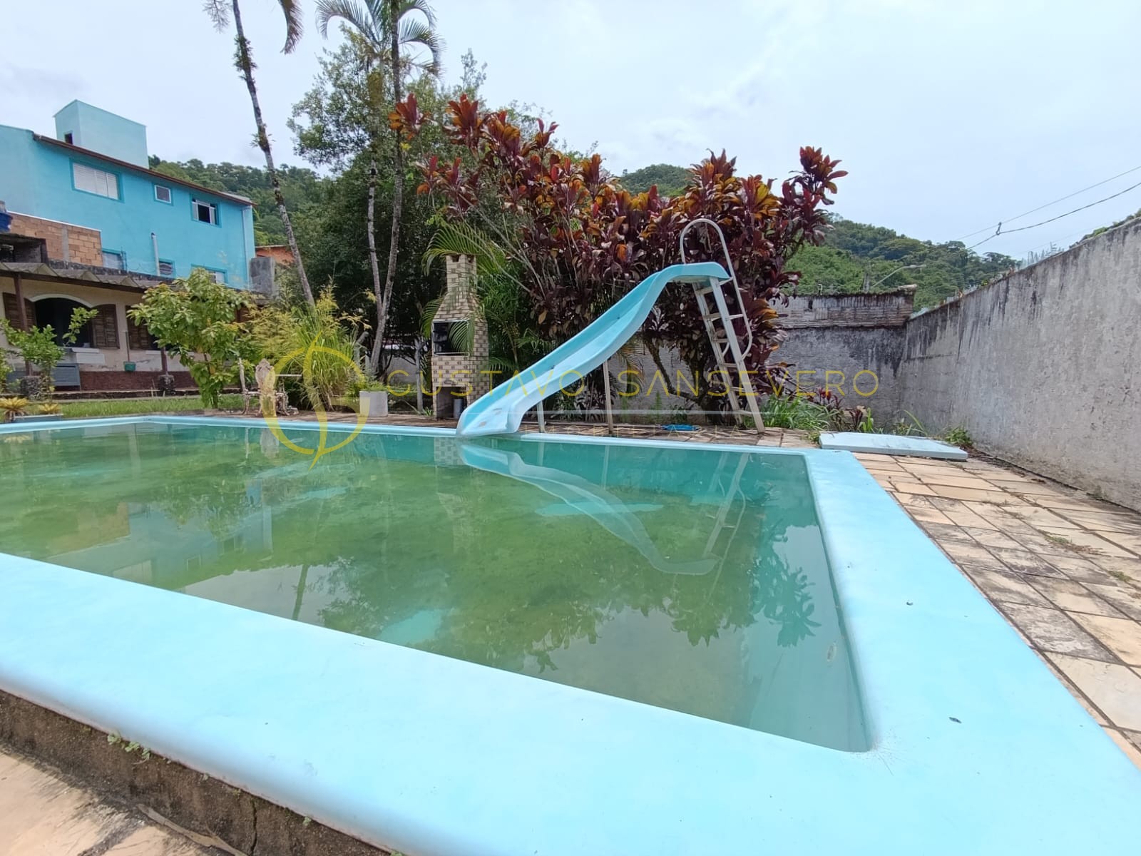 Casa à venda na região Central de Caraguatatuba, SP com 750m² de terreno, piscina e um maravilhoso quintal