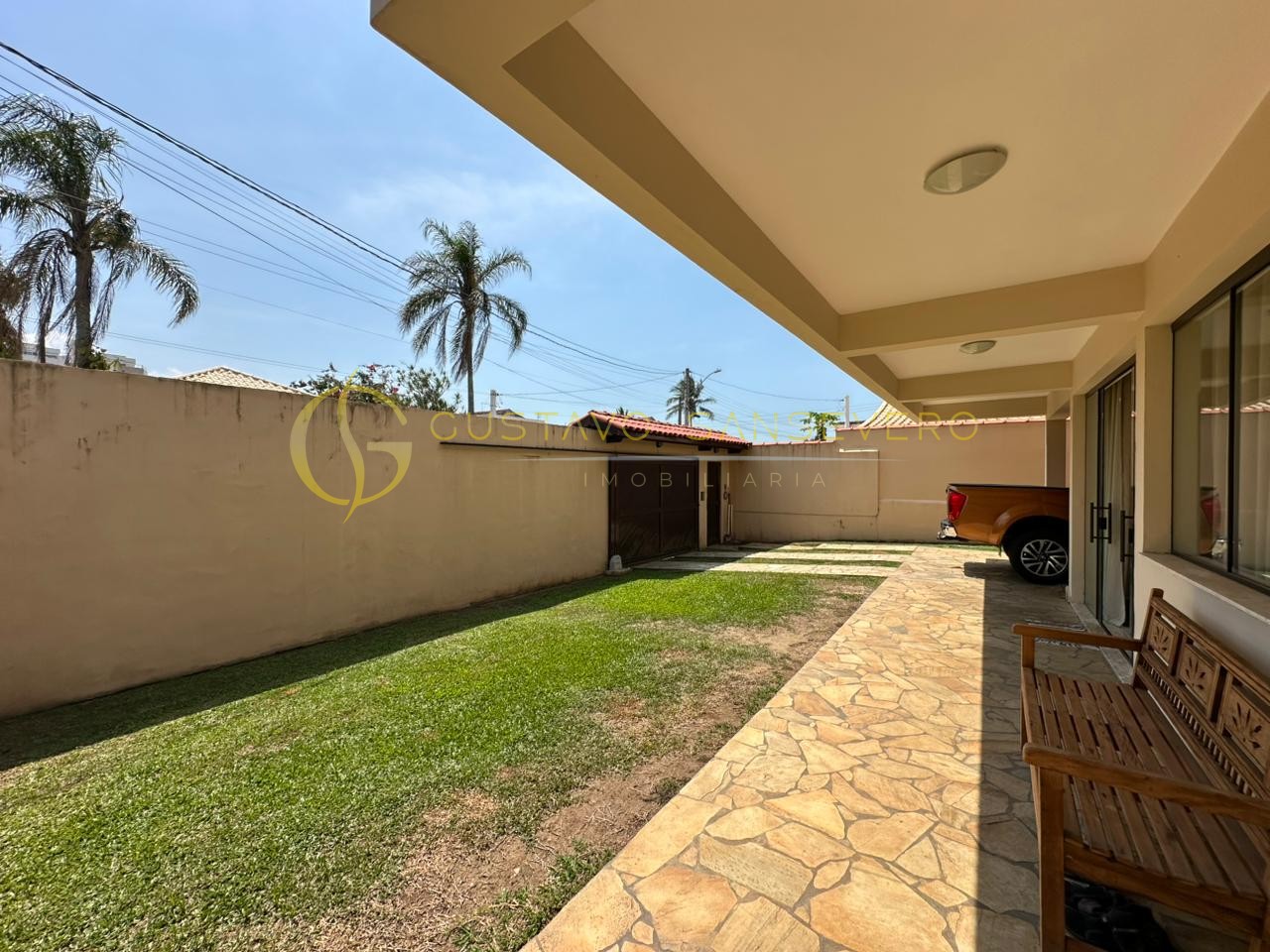 Sobrado à venda no bairro Indaiá em Caraguatatuba, SP com 4 dormitórios sendo 1 suíte, área gourmet, varanda com vista mar.