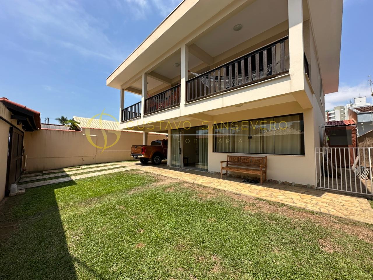 Sobrado à venda no bairro Indaiá em Caraguatatuba, SP com 4 dormitórios sendo 1 suíte, área gourmet, varanda com vista mar. - Foto 2