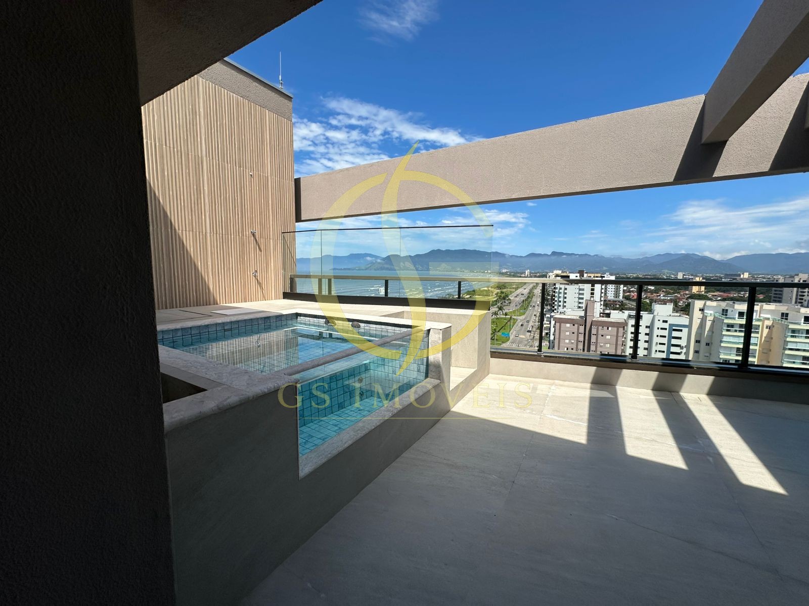 Cobertura frente mar, Edifício Valência em Caraguatatuba… e não é qualquer uma.