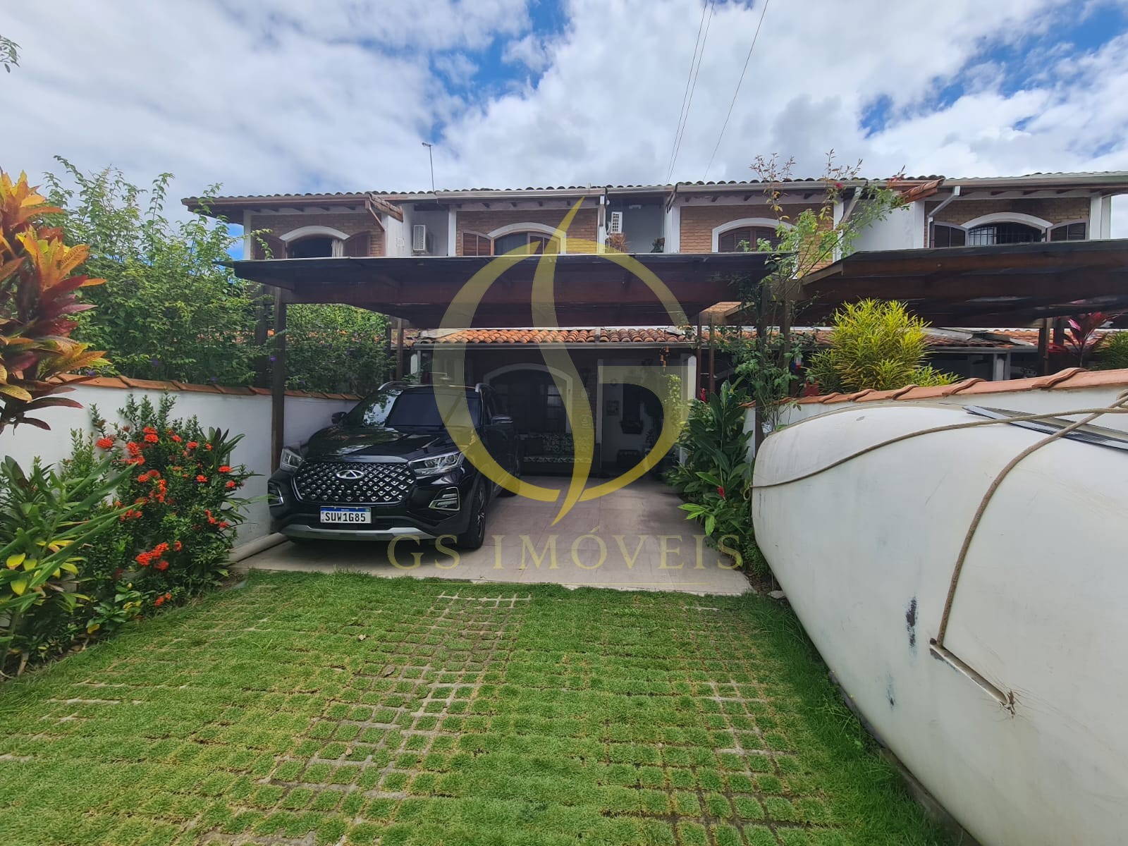 Sobrado em condomínio no Indaiá