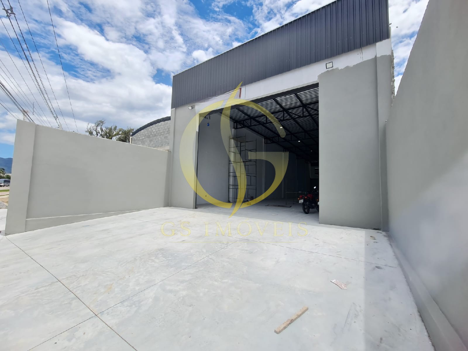 Galpão com 400m² em frente a Rodovia no Jardim Britânia1 - Foto 2