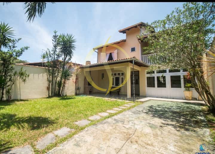 Sobrado à venda na Martim de Sá, poucos metros da praia