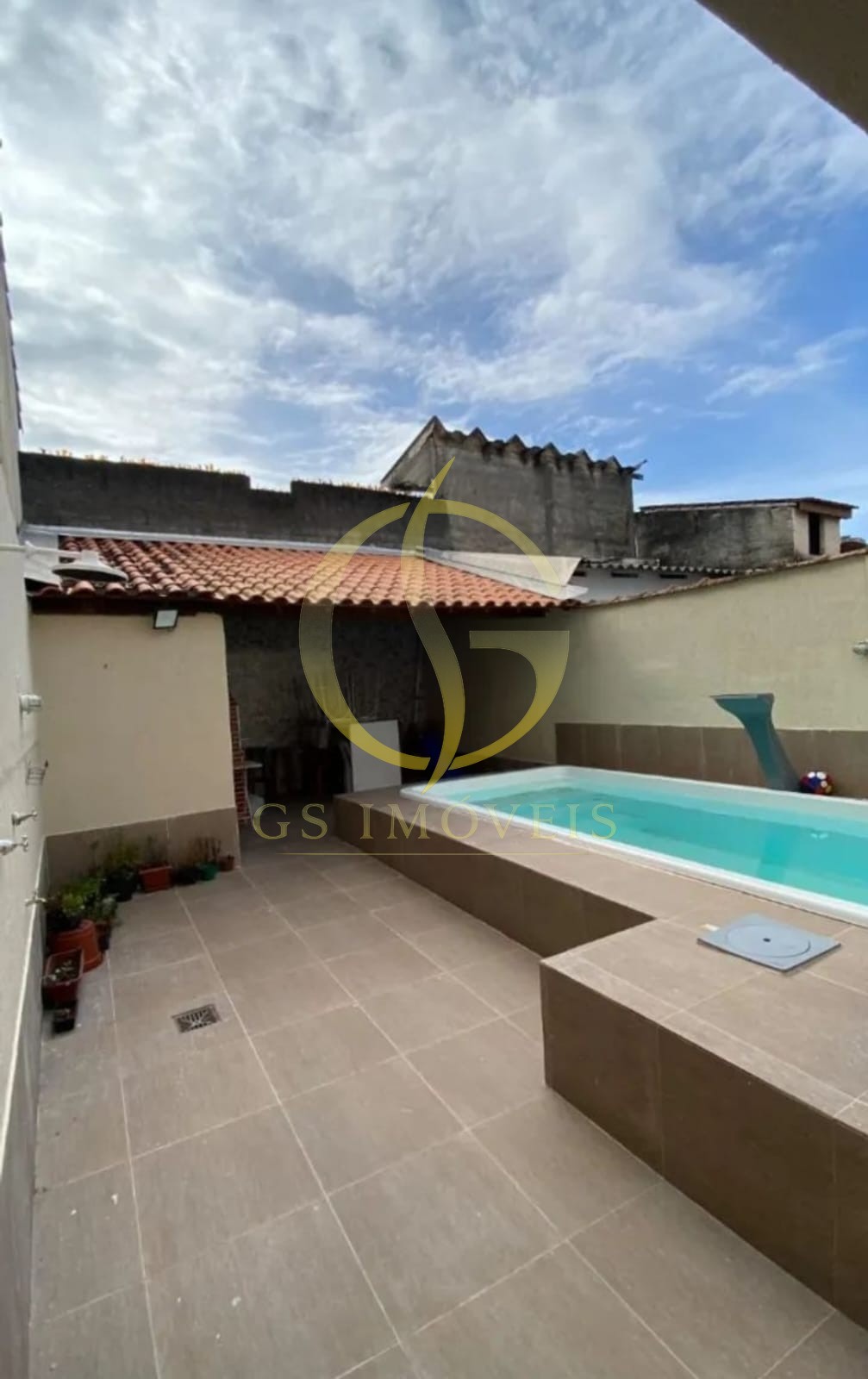 Casa à venda com piscina na Praia das Palmeiras