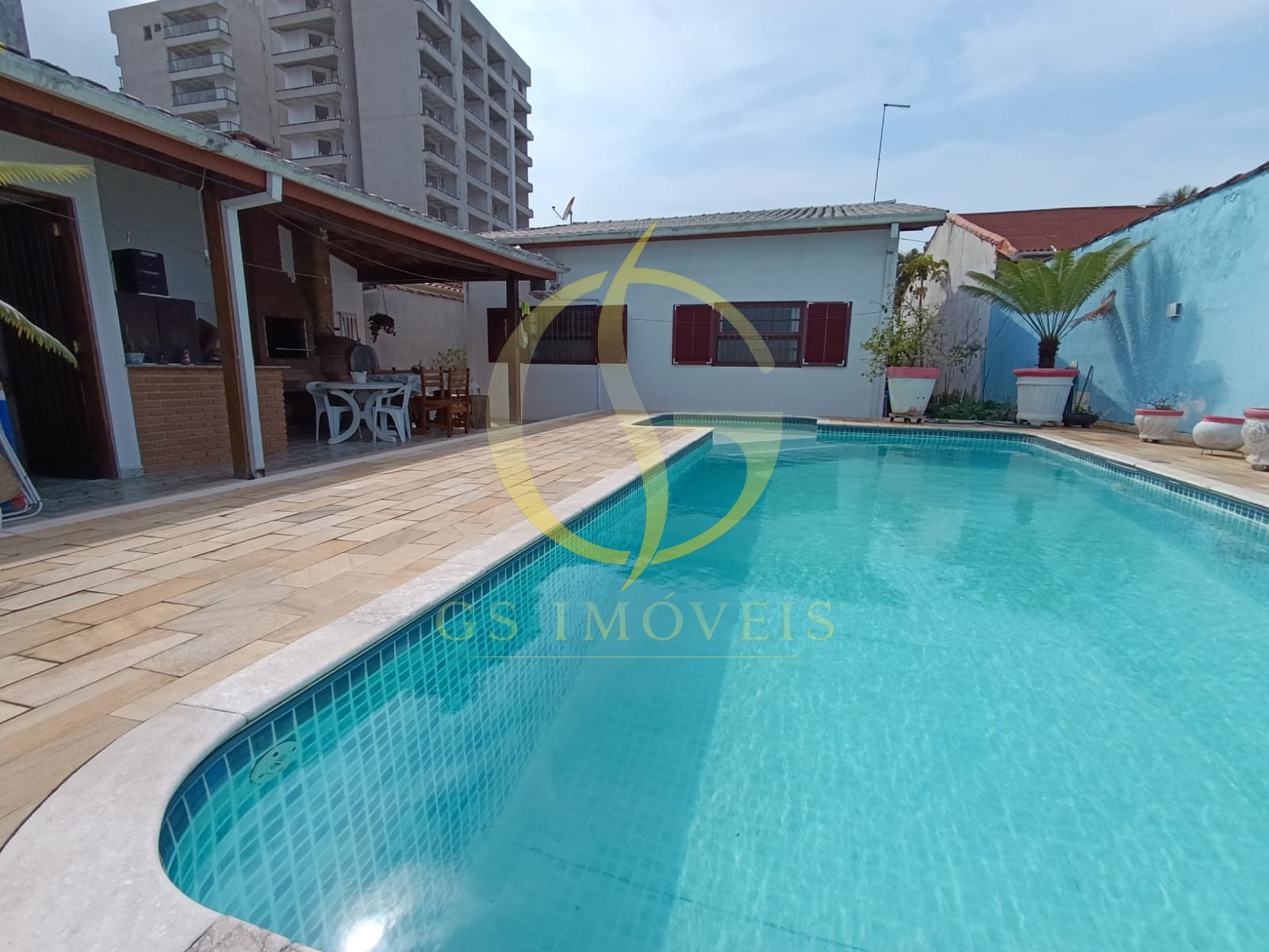 Casa térrea com 3 dormitórios, área gourmet, piscina, garagem coberta na Praia das Palmeiras
