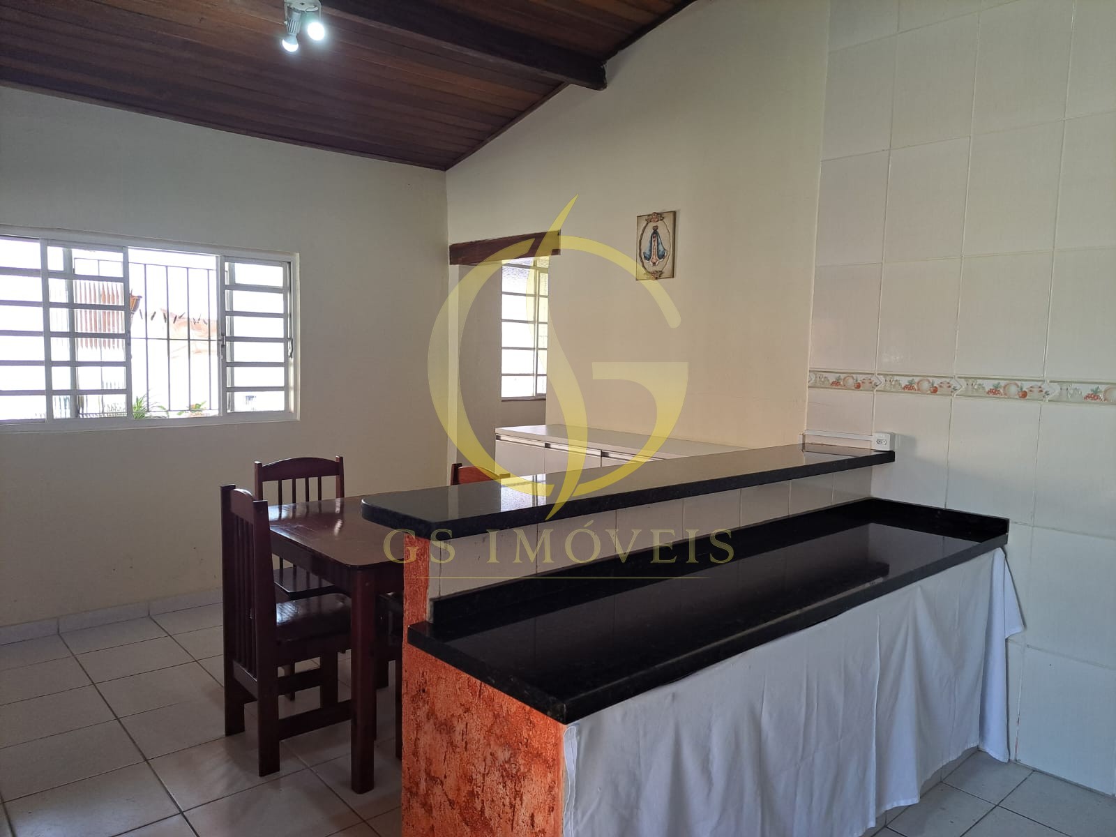 Casa à venda no bairro Caputera em Caraguatatuba, SP com 05 dormitórios, sendo 01 suíte sala ampla - Foto 2