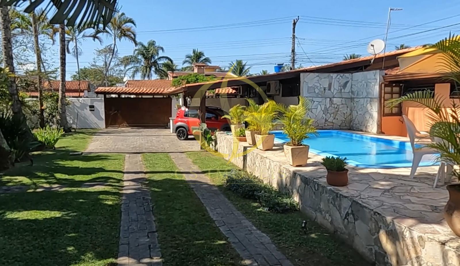 Casa à venda no bairro Praia das Palmeiras em Caraguatatuba, SP - a 50 metros da praia  com 4 dormitórios sendo 2 suítes, amplo jardim com piscina. Terreno de 986m² - Foto 2