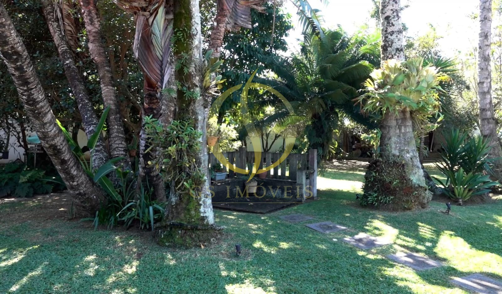 Casa à venda no bairro Praia das Palmeiras em Caraguatatuba, SP - a 50 metros da praia  com 4 dormitórios sendo 2 suítes, amplo jardim com piscina. Terreno de 986m² - Foto 4