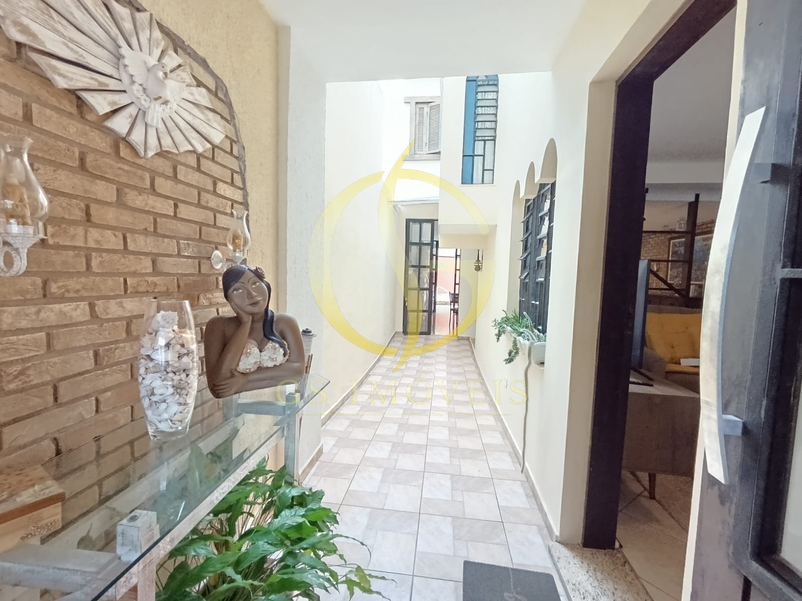 Sobrado à venda no bairro Jardim Primavera em Caraguatatuba, SP com 03 dormitórios sendo 01 suíte, churrasqueira e piscina - Foto 3