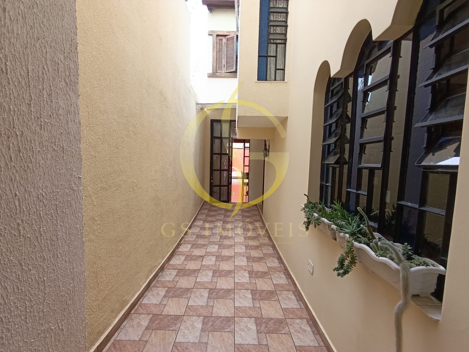 Sobrado à venda no bairro Jardim Primavera em Caraguatatuba, SP com 03 dormitórios sendo 01 suíte, churrasqueira e piscina - Foto 4