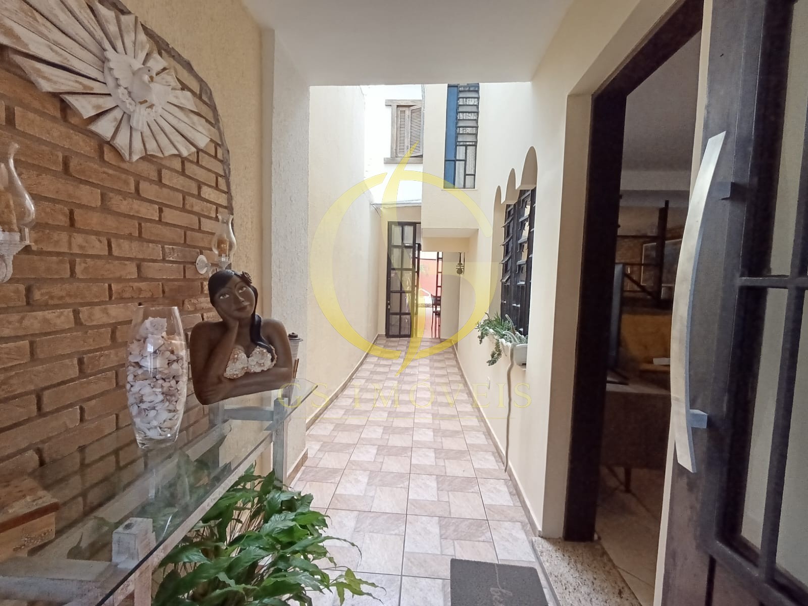 Sobrado à venda no bairro Jardim Primavera em Caraguatatuba, SP com 03 dormitórios sendo 01 suíte, churrasqueira e piscina - Foto 2